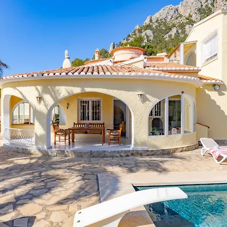 Alicia - Plusholidays *