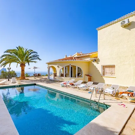 Alicia - Plusholidays *