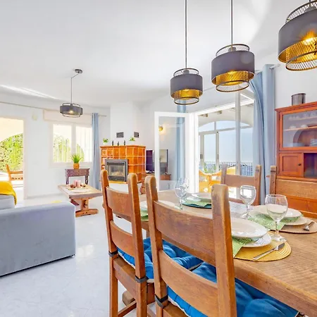 Alicia - Plusholidays